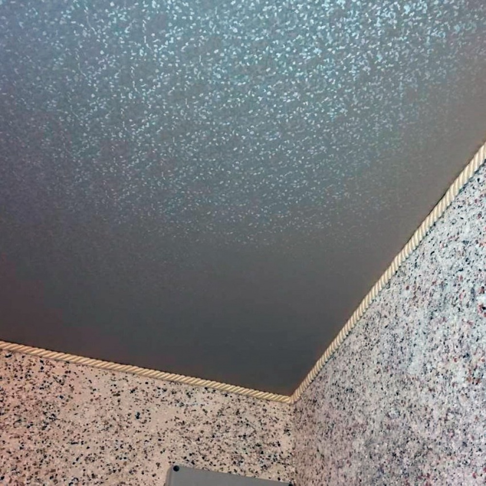 Текстурный натяжной потолок